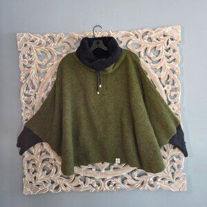 Kidka Iceland Green Icelandic Wool Poncho w/ sleeves